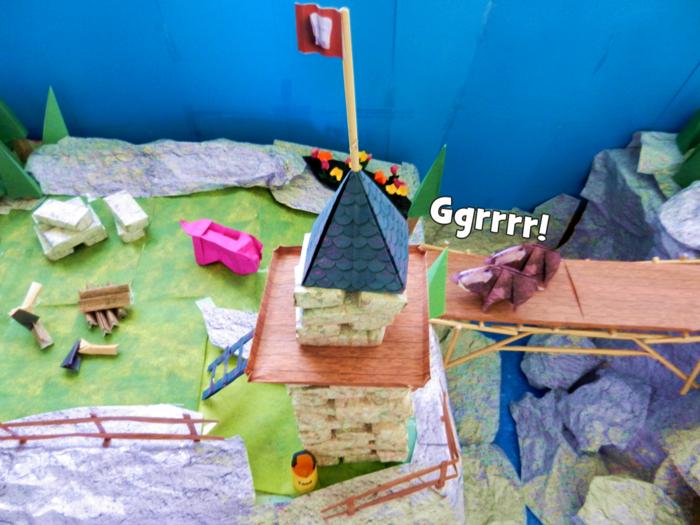 hoge papierkunst toren bij een brug