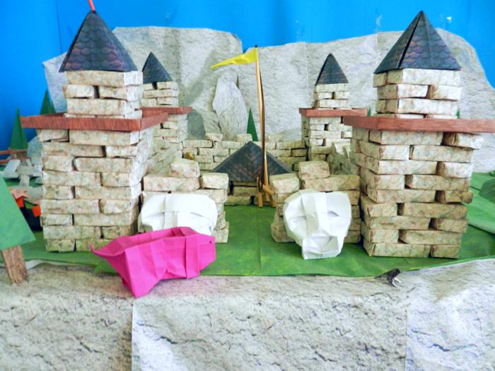 roze varken voor een kasteel