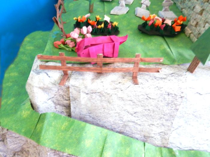 roze varken bij een bergpad