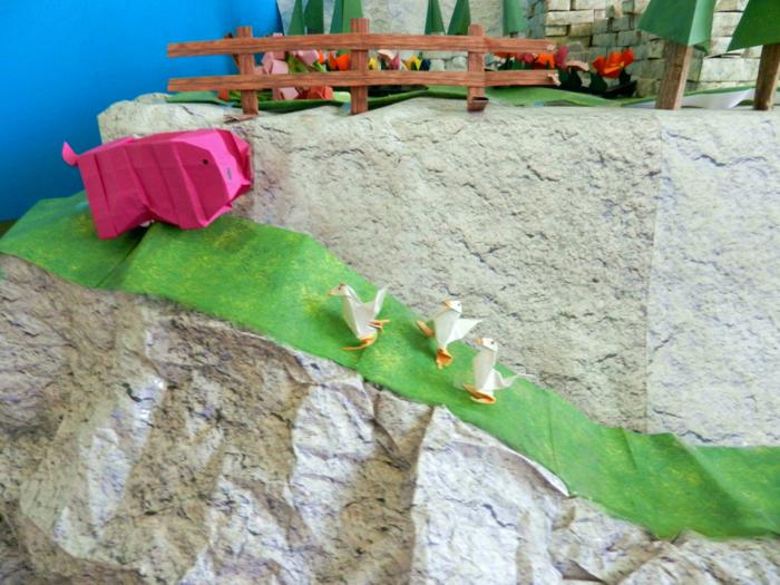 roze varken en een paar kippen op een bergpad