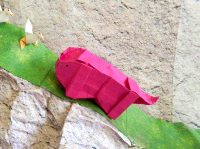 Dik roze varken op een smal bergpad