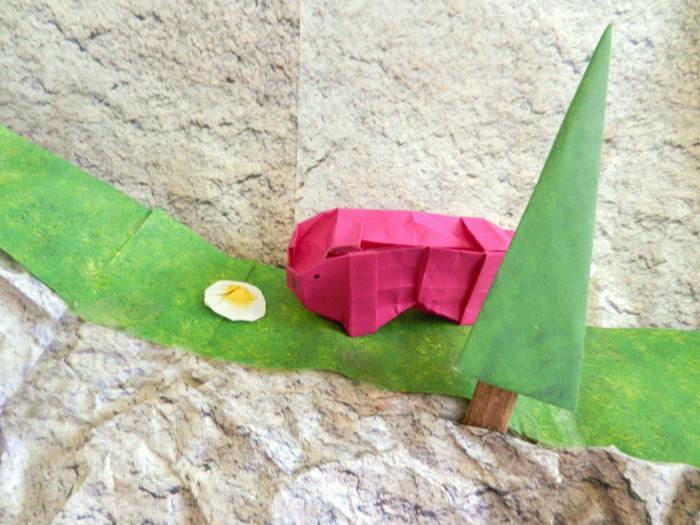 roze varken dat naar een gebakken eitje kijkt