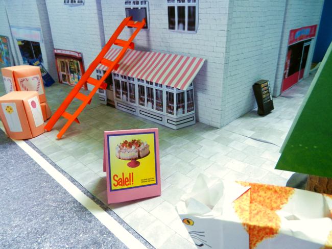 dikke poes bij een lange ladder naar een open raam dikke poes bij een lange ladder naar een open raam