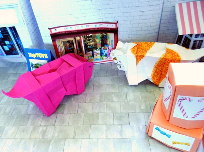 papierkunst varken en poes voor een speelgoedwinkel van papier papierkunst varken en poes voor een speelgoedwinkel van papier