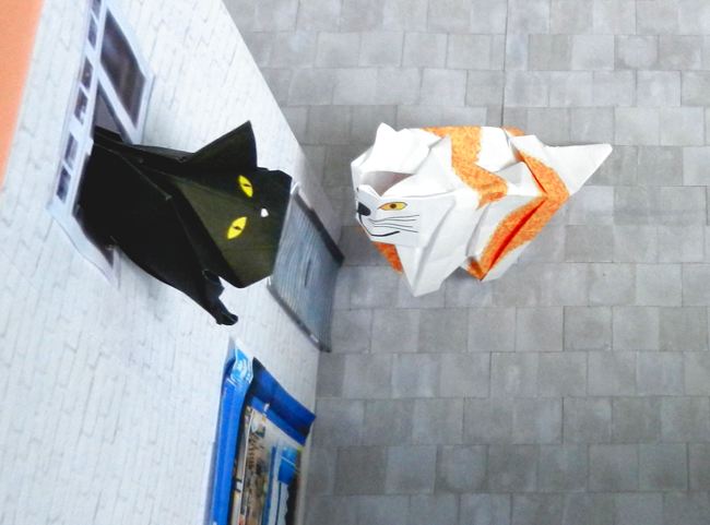 stripfiguur achtige zwarte kat van papier die uit het raam hangt stripfiguur achtige zwarte kat van papier die uit het raam hangt