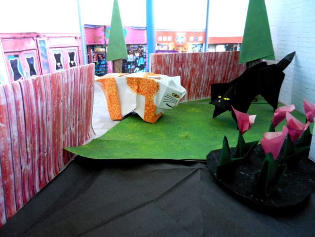 papierkunst zwarte kat en andere poes in een schattig achtertuintje papierkunst zwarte kat en andere poes in een schattig achtertuintje