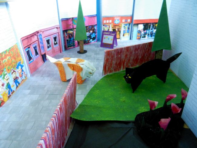 papierkunst achtertuintje in een winkelstraatje op schaal papierkunst achtertuintje in een winkelstraatje op schaal