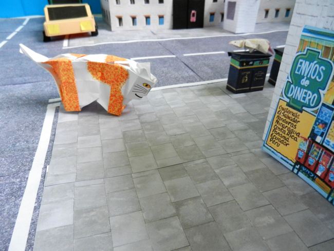 papierkunst rat op een grote vuilnisbak in de stad