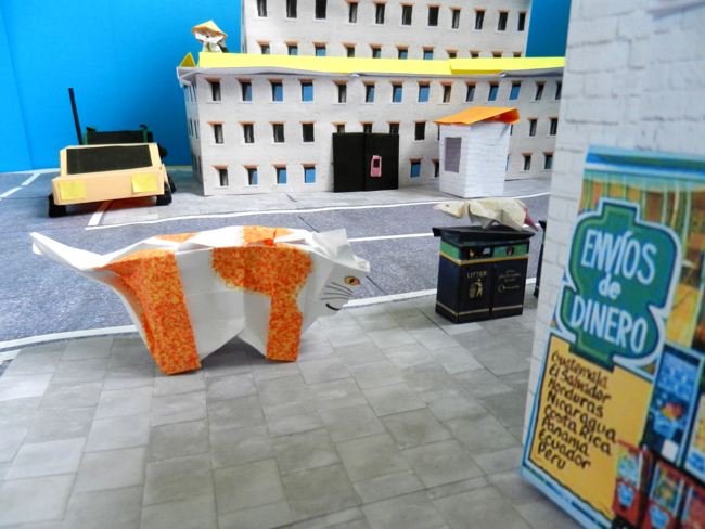 papier knutselwerk rat op een vuilnisbak met daarbij een dikke poes papier knutselwerk rat op een vuilnisbak met daarbij een dikke poes