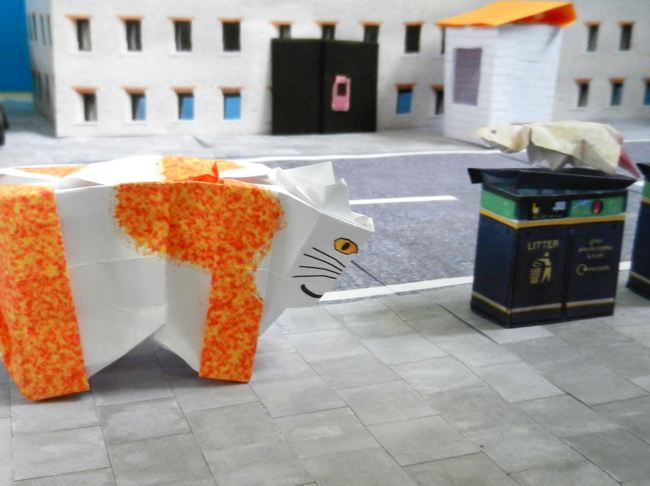 grote papierkunst vuilnisbak met een dikke rat erop grote papierkunst vuilnisbak met een dikke rat erop