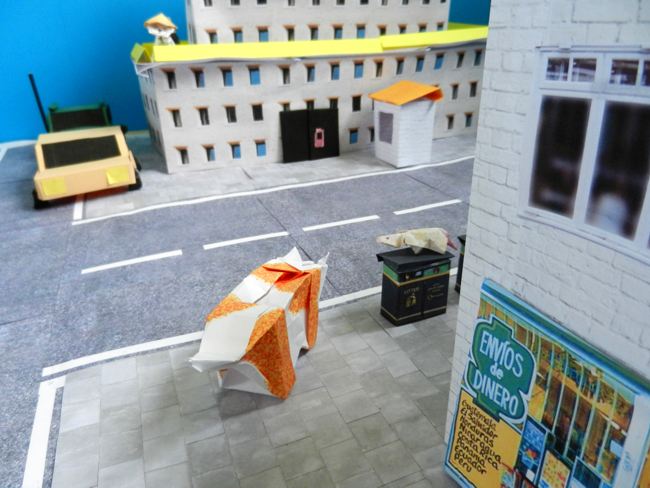 knutselwerk poes die met een dikke rat op een vuilnisbak staat te praten knutselwerk poes die met een dikke rat op een vuilnisbak staat te praten