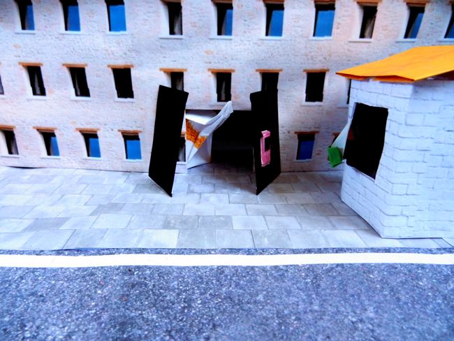 stripfiguur poes die in een gebouw van papier staat stripfiguur poes die in een gebouw van papier staat