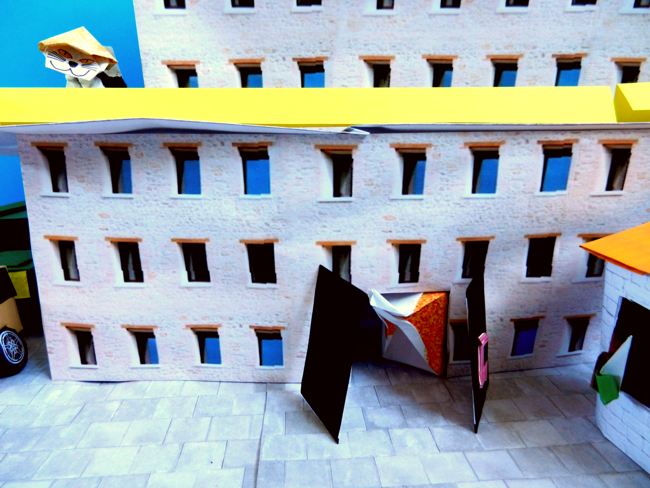 japanse stripfiguur poes op een papierkunst gebouw japanse stripfiguur poes op een papierkunst gebouw