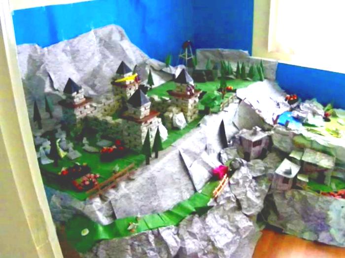 Origami kasteel op een berg