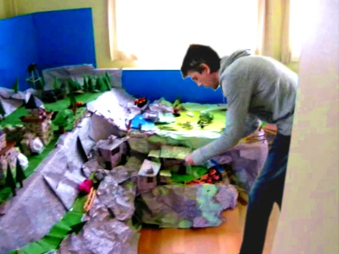 Papierkunst berg met een dorpje