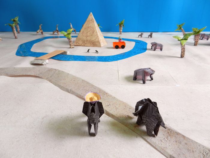 zelfgemaakt woestijnlandschap van papier op schaal