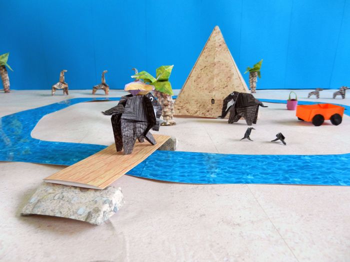 piramide van papier in de woestijn