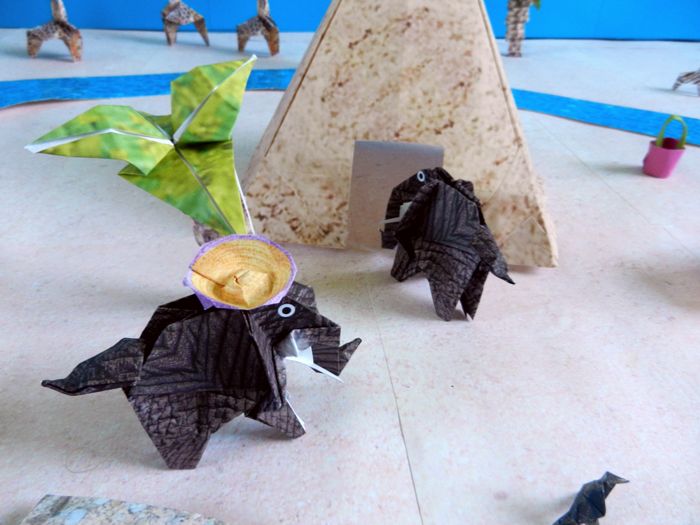 piramide van papier met een verborgen schat erin piramide van papier met een verborgen schat erin