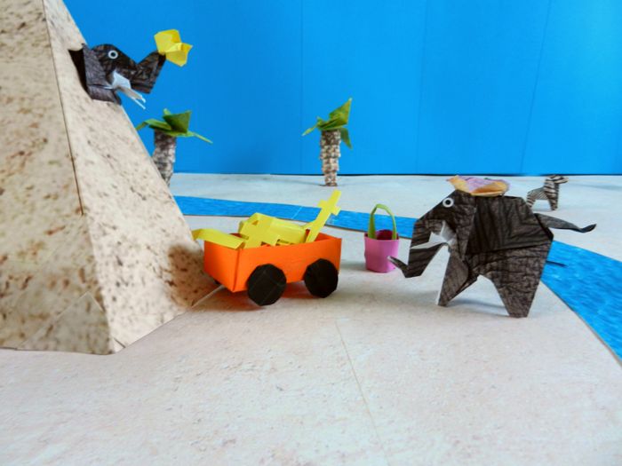 twee olifanten bij een gevonden schat in een piramide