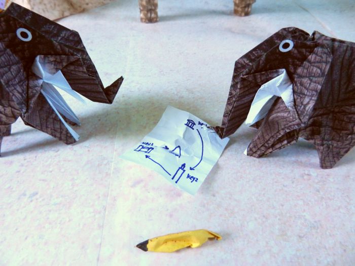 zelfgeknutselde olifant van papier die een schatkaart laat zien zelfgeknutselde olifant van papier die een schatkaart laat zien