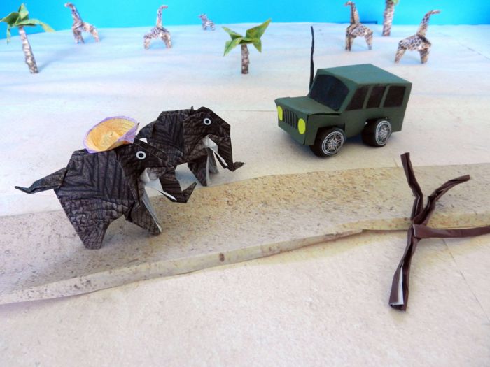 zelfgeknutselde papieren jeep in de woestijn zelfgeknutselde papieren jeep in de woestijn