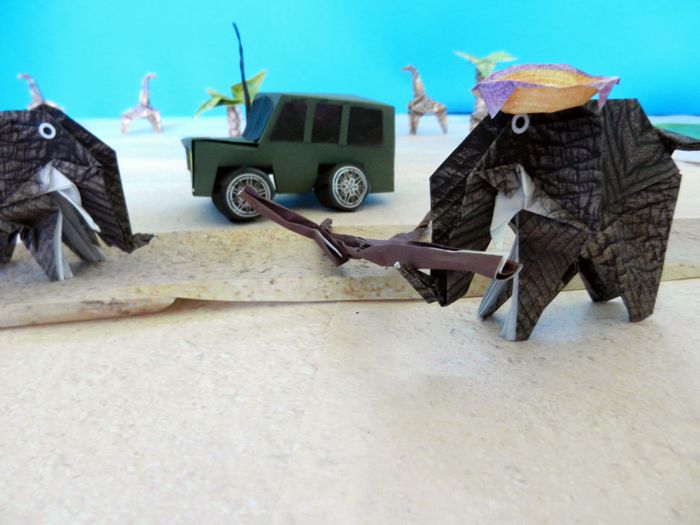 olifant van papier die een grote tak pakt olifant van papier die een grote tak pakt