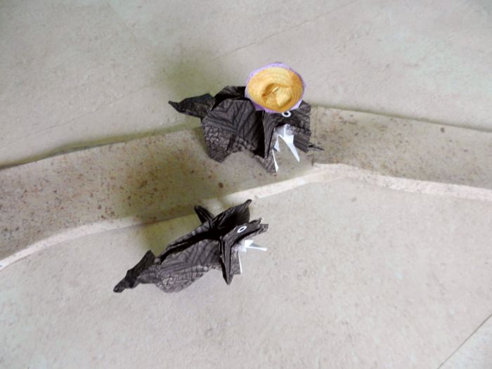 geknutselde olifanten van papier op een zandpad geknutselde olifanten van papier op een zandpad
