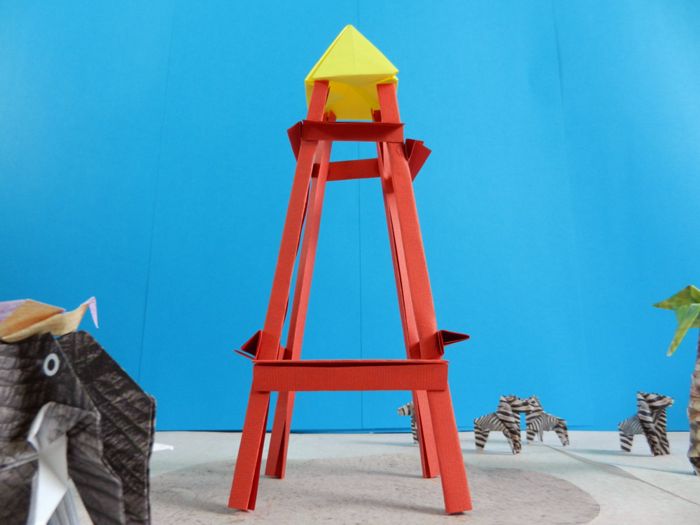 zelfgemaakt rood speeltorentje van papier zelfgemaakt rood speeltorentje van papier