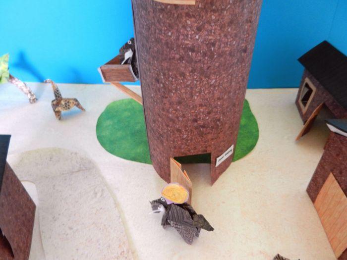 olifant die een grote toren van papier beklimt olifant die een grote toren van papier beklimt