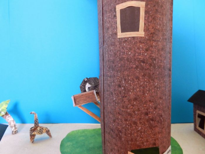 olifant op het balkon van een papieren toren