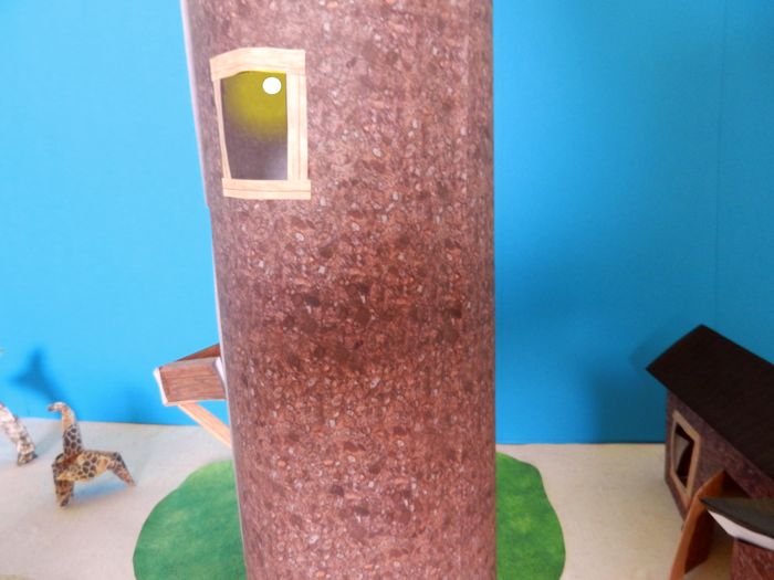 verlicht kamertje in een toren van papier