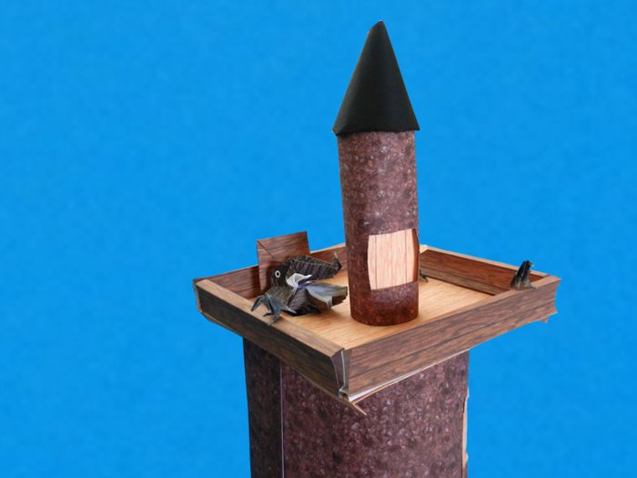 top van een hoge toren van papier