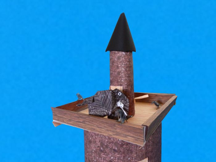 top van een zelfgeknutselde toren van papier