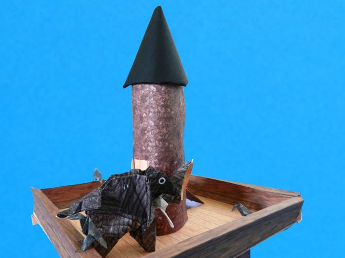 olifant op de top van een zelfgeknutselde toren van papier