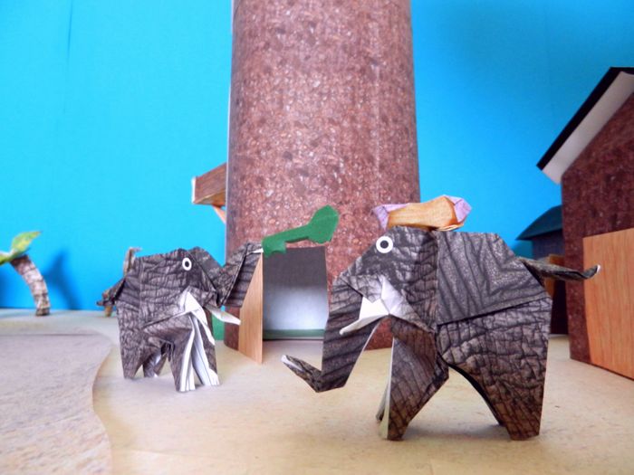 papieren olifantje met een sleutel in zijn slurf