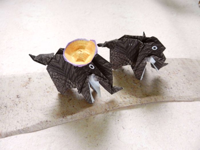 spelletje met twee olifanten in de woestijn