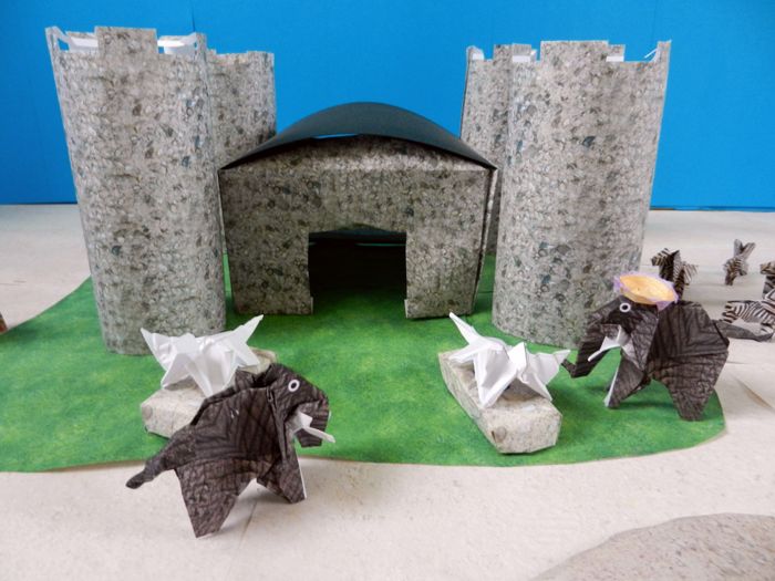 zelfgemaakt woestijnkasteel van papier