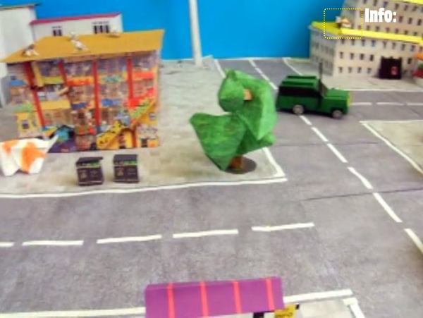 gebouw van papierknutselwerk met grafitti gebouw van papierknutselwerk met grafitti