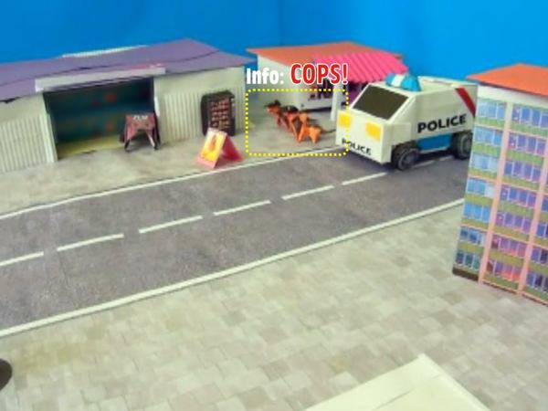 zelfgemaakte grote politie-auto van papier zelfgemaakte grote politie-auto van papier