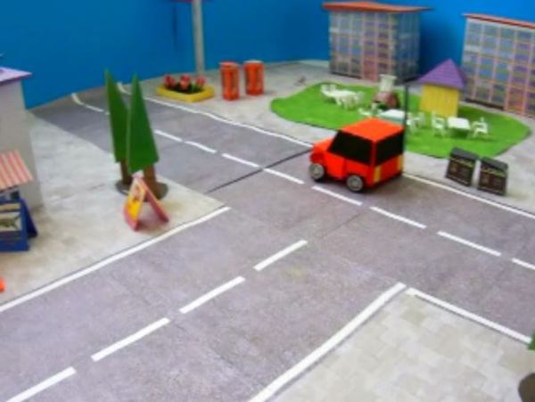 auto van papierkunst in een kleine zelfgemaakte stad auto van papierkunst in een kleine zelfgemaakte stad